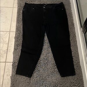 1822 Denim Women's Classic Black Cropped Jeans